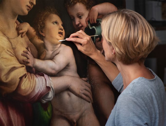 Steffi Bodechtel bei der Restaurierung „Die Madonna mit der Waschschüssel“ (Giulio Romano)  <br>Foto: Wolfgang Kreische <br>© SKD